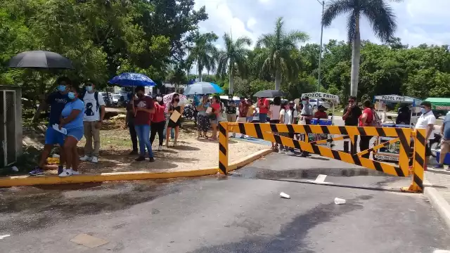 Una fila de personas en espera de ser vacunados contra el COVID se registró afuera del nuevo Palacio Municipal de Playa del Carmen