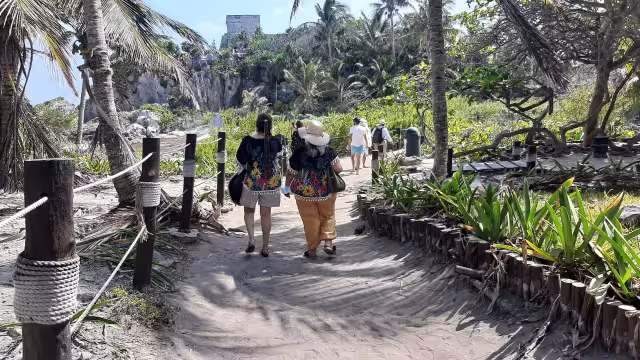 Dentro de la zona arqueológica se pueden apreciar cubrebocas tirados y botellas de plástico en las áreas, a pesar de que el mismo recinto cuenta con botes de basura
