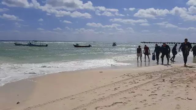 Pese al fuerte oleaje, algunos bañistas intrépidos decidieron aventurarse en las olas del Mar Caribe