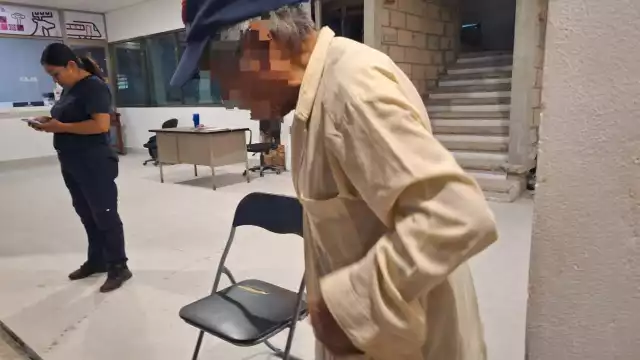 El adulto mayor fue ayudado por las personas que vieron lo sucedido.