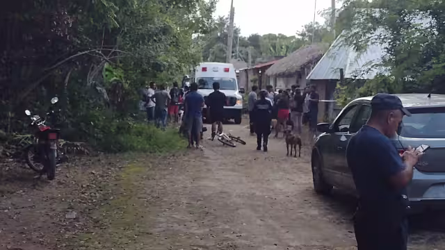 El cuerpo fue localizado al interior de su vivienda, presentando quemaduras en diferentes partes del cuerpo.