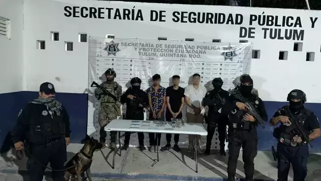 Además de presuntos narcóticos, los asegurados portaban un arma de fuego