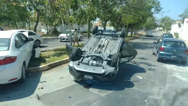 La velocidad en que transitaba al momento de hacer contacto con él Honda Civic el vehículo se voltea quedando panza arriba.