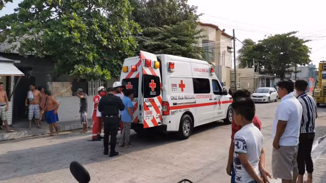 El herido terminó en el piso, sangrando en la costilla, ciudadanos de la zona pidieron la intervención  de los paramédicos para la valoración