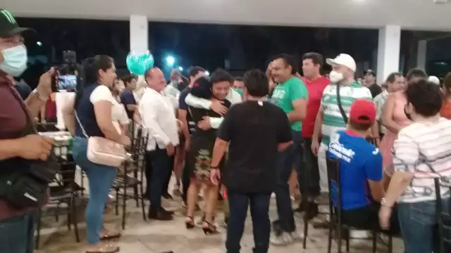 El nuevo secretario fue felicitado por sus simpatizantes