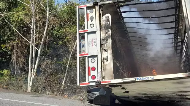 El tráiler comenzó a incendiarse después de volcar fuera de la vía