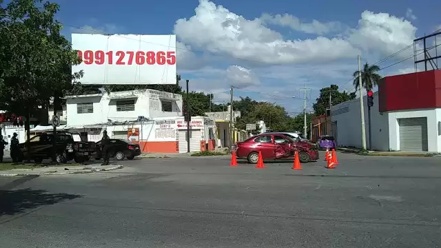 El autobús de ADO resultó con golpes ligeros, siendo el auto el más afectado en el accidente