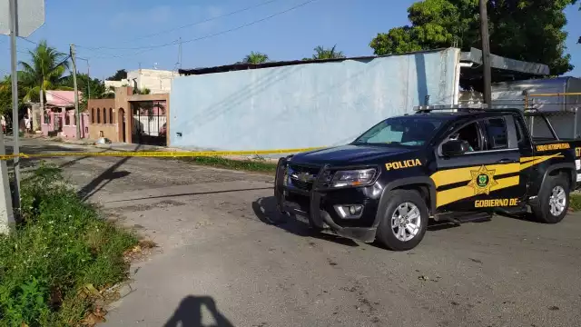 Elementos policiales cerraron la calle para realizar el cateo