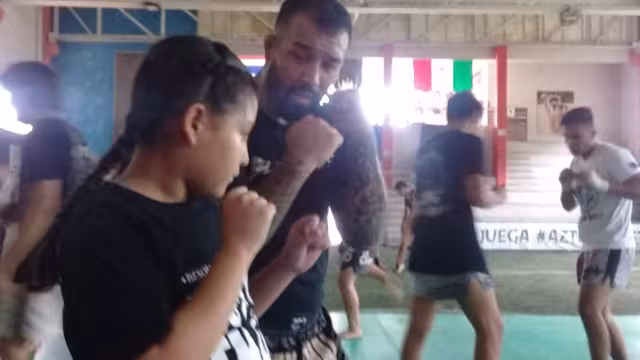 Kyara Nicole con los guantes bien puestos durante la exhibición para conformar a un Selectivo en Q.Roo de Muay Thai