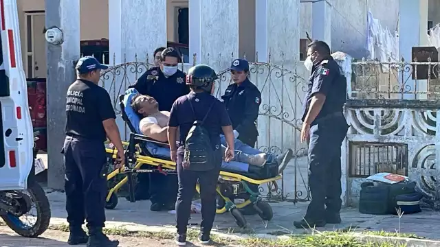 Al sitio arribaron policías municipales y paramédicos para valorar y trasladar a un lesionado al hospital.