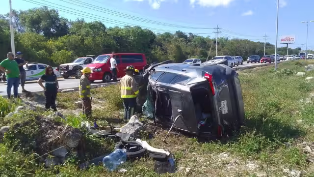 Testigos indicaron que el vehículo era conducido a exceso de velocidad; presumen que el operador se quedó dormido