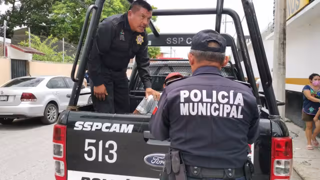 El hombre fue detenido después de intentar golpear a otro sujeto