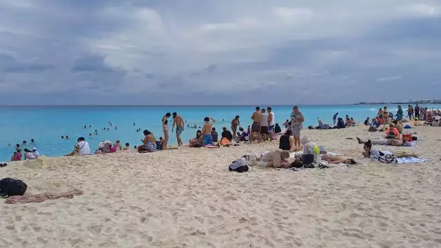 Playa Delfines de Cancún registra gran afluencia de turistas