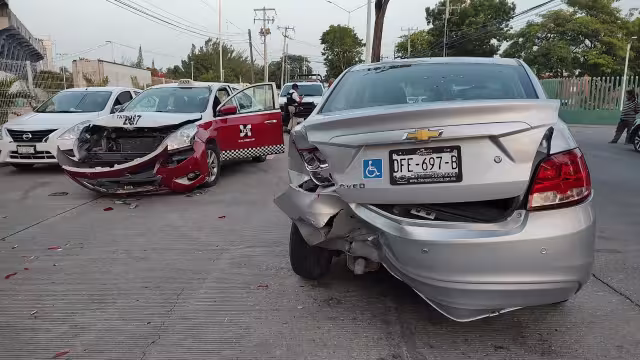 Conductor maneja a exceso de velocidad y provoca un fuerte choque en Ciudad del Carmen