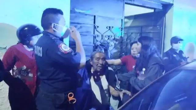 Un policía logró rescatar al abuelito del incendio de su casa