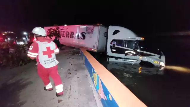 La unidad acabó en el agua