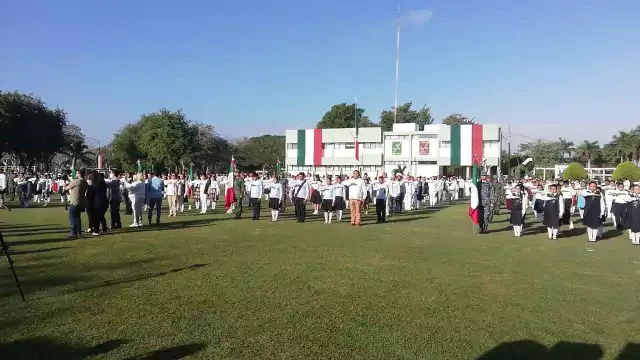 La representante tomó protesta a los alumnos de escuelas locales