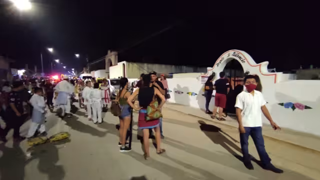 Pobladores de Pomuch llegan al cementerio a recibir a sus fieles difuntos: EN VIVO