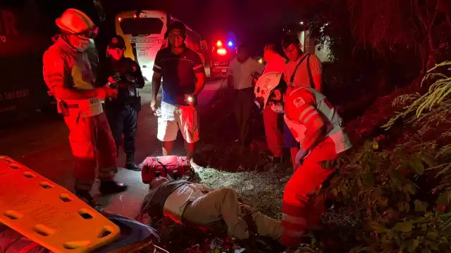 Los paramédicos brindaron los primeros auxilios y trasladaron al herido.