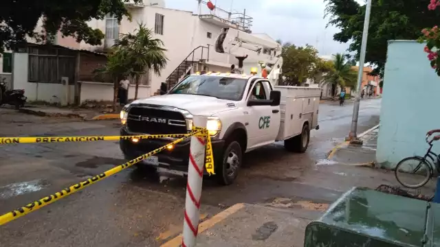 La CFE tuvo que acudir a realizar la reparación ante la alta cantidad de quejas de los habitantes que resultaron perjudicados ante la falta de luz