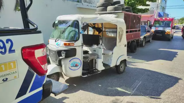 Motociclista repartidor resulta lesionado tras colisión con un Pochimóvil en la colonia Benito Juárez.