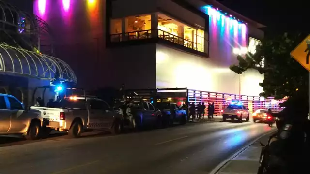 La Guardia Nacional apoyados con binomios, así como del escuadrón anti bombas, se encuentran al interior del estacionamiento