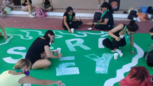 Feministas pintan un pañuelo verde a favor del aborto. Foto: Ilustrativa/ Archivo