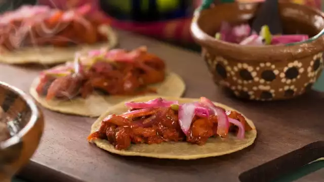 La cochinita pibil vegana se sustituye el relleno de carne de puerco