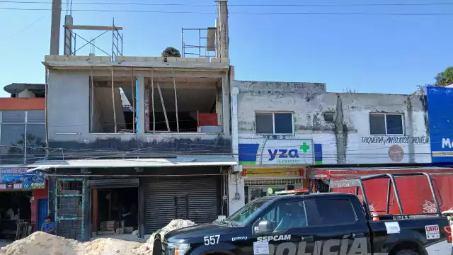 Albañil se salva de morir electrocutado.