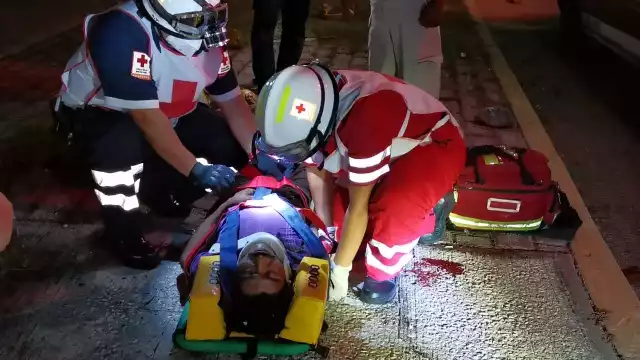 Paramédicos de la Cruz Roja quienes informaron que la persona presentaba múltiples fracturas en el cuerpo