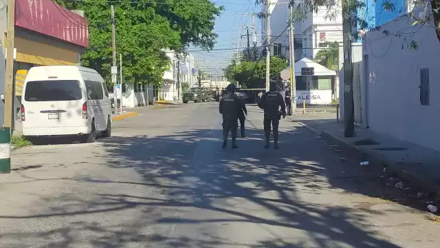 La víctima terminó tirada en el estacionamiento del Oxxo en la calle 40 de Playa del Carmen