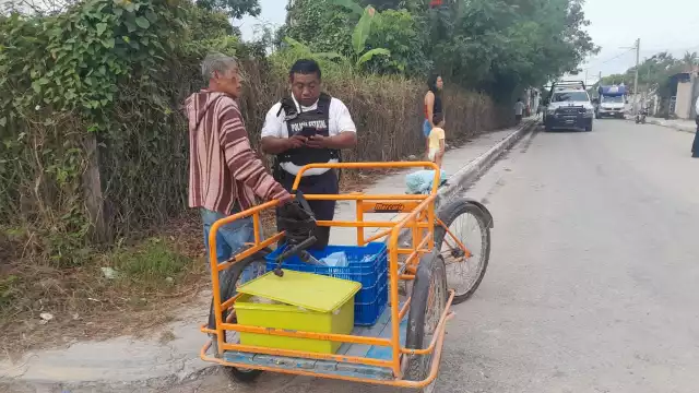Motocleta arrolla a anciano en su triciclo.