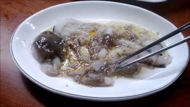 El hombre intentó comer unos tentáculos del pulpo vivo