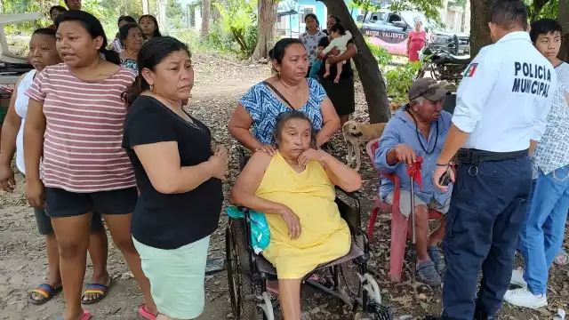 Vecinos ingresaron para ayudar a sofocar las llamas