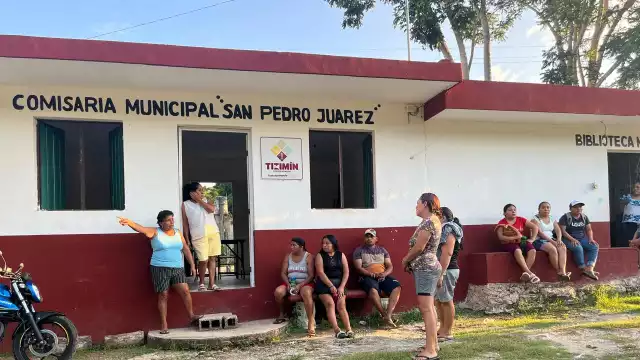 En el plantón, los vecinos pidieron a la madre de los niños que abandonaran el pueblo.