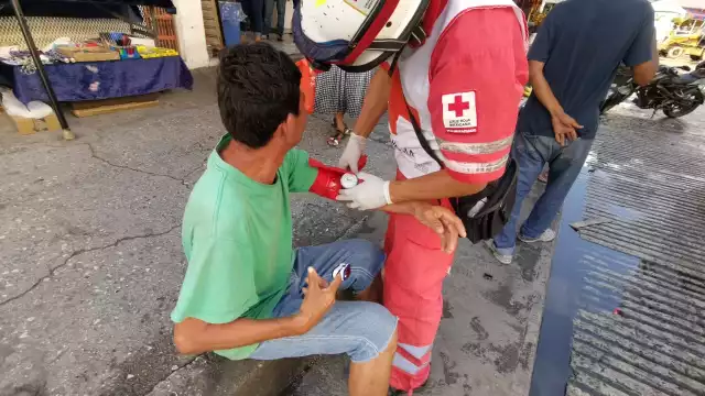 Paramédicos atendieron al hombre antes de trasladarlo al hospital