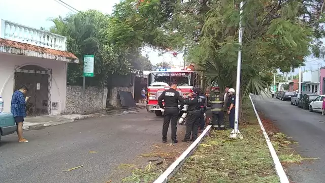 Incendio consume una casa en la colonia Dolores Otero en Merida: EN VIVO