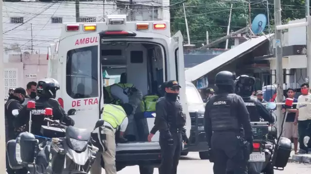 Elementos de la Policía Estatal Preventiva (PEP) y ministerial alejaron a los curiosos para no “contaminar” la escena del ataque colocando cintas de seguridad
