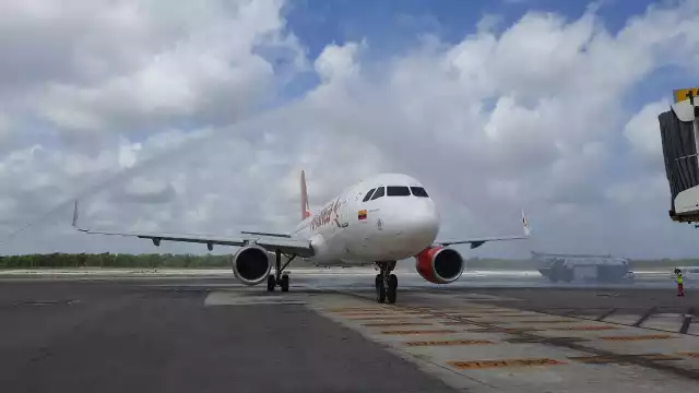 Con el tradicional 'Arco de Agua', el avión de la compañía aérea colombiana recibió su bienvenida a Cancún