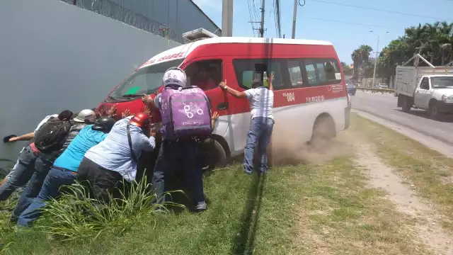 Combi cae a una zanja y choca contra un muro