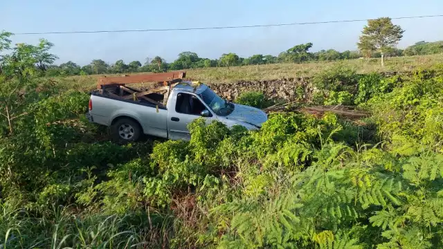 El conductor avanzó varios metros en la maleza hasta salir de la vía Tizimín-Mérida