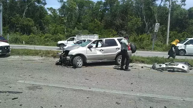 La camioneta responsable del accidente chocó contra un taxi y un auto compacto en la carretera federal 307