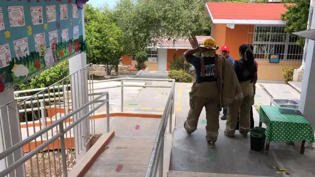 Elementos del cuerpo de bomberos arribaron al lugar para poner a salvo a los menores