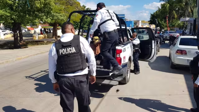 El hombre agredió a los policías durante su detención