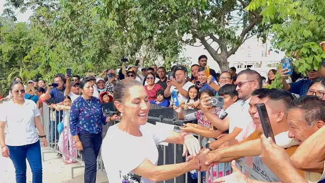 Habitantes de El Edén y Villas del Sol buscaron saludarla y entregarle peticiones.