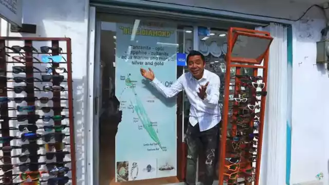 Afirman que se hacen pasar por amigos de los directivos de clubes o negocios para ganarse la confianza de los turistas y luego intentar venderles piezas falsas.