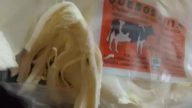 La garrapata salió cuando deshebraban el queso
