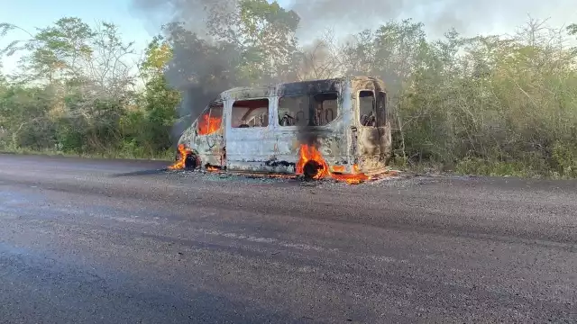 Los pasajeros y el conductor bajaron rápidamente de la unidad, que comenzó a incendiarse en su parte frontal en Mahahual