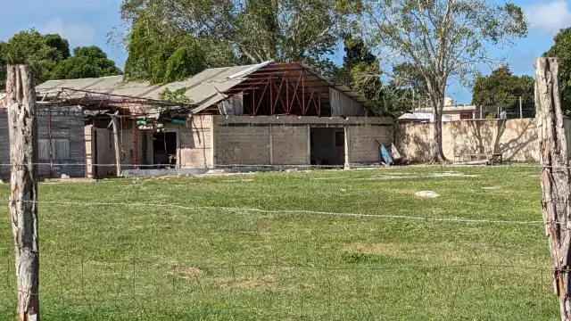 Abandonado y cercado luce hoy en día