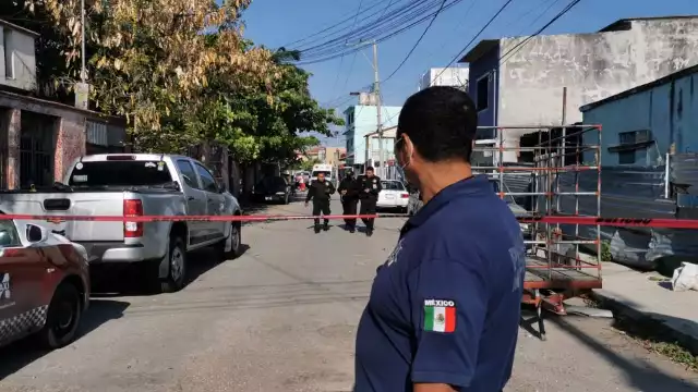 El lugar fue acordonado y llegaron elementos de la policía municipal así como paramédicos de la Cruz Roja